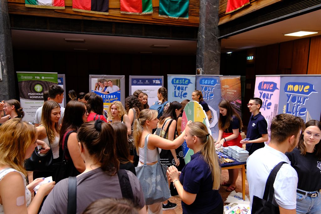 https://admissions.medschool.pte.hu/static-files/208503/10999_orientacio25_hu_dscf7608_verebi._w_1920_h_1080.jpg