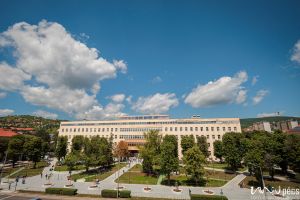 https://admissions.medschool.pte.hu/static-files/55636/AOK_parkatadas_2025_08_csortos._w_300_h_300.jpg