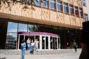 https://admissions.medschool.pte.hu/static-files/55696/aok_parkavatas_20250519_029_kerekes._w_300_h_300.jpg